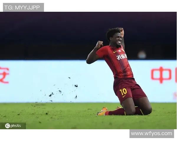 足球明星滑跪庆祝瞬间解析展现激情与荣耀的完美结合